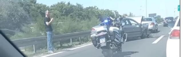 Kolaps na auto-putu: Sudar dva auta (VIDEO)