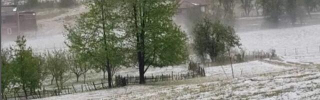 Neko bi pomislio da je sredina decembra: Zabijelelo se selo kod Tutina, ovakav grad mještani na pamte