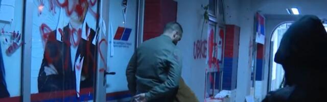 Maskirani demonstranati gađali prostorije SNS (FOTO)