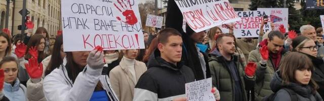 Niški studenti i srednjoškolci zastali na 15 minuta kod Suda i ponovo tražili odgovornost za nastradale u Novom Sadu