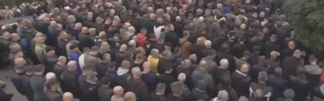 Ispoštovani islamski običaji: Halid Bešlić sahranjen bez pesme