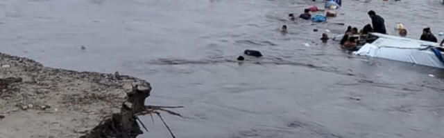 Клизиште усред искрцавања путника потопило трајект