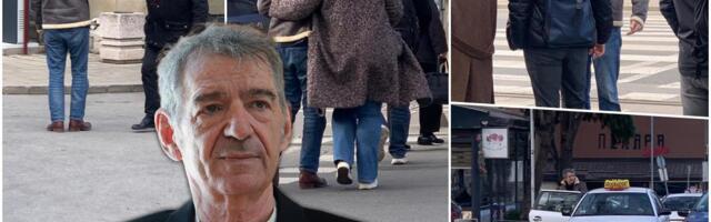 MIKI MANOJLOVIĆ UHVAĆEN U ZAGRLJAJU S PLAVUŠOM! Srdačan i iskren susret nije promakao našem paparacu! (FOTO)