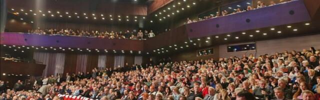 Svečana akademija povodom 200 godina Matice srpske u Novom Sadu, ispred protest građana