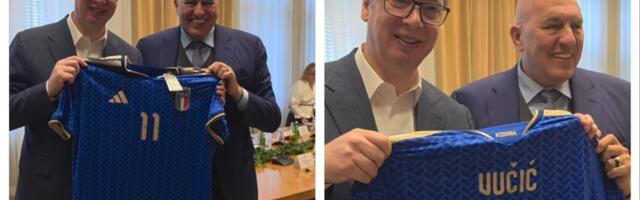 (VIDEO) Poklon za šefa države: Vučić dobio italijanski dres sa svojim imenom
