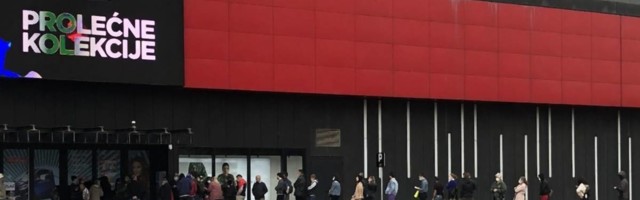 Velike gužve ispred Ušća gde se uz vakcinu dele i vaučeri od 3.000 do 5.000 dinara