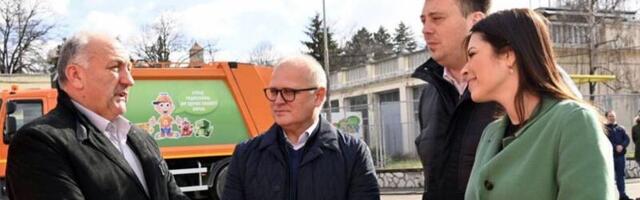 KORISNA DONACIJA – Grad Beograd poklonio opštini Sjenica kamion za odnošenje smeća
