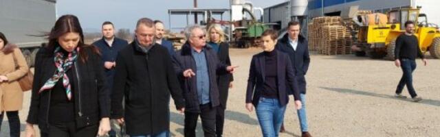 Brnabić, Vujović i Kisić Tepavčević posetile porodičnu kompaniju "KMD pelet" u Kladovu