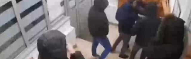 Demolirali zgradu na NBG: Lomili sandučiće i šutirali vrata (VIDEO)