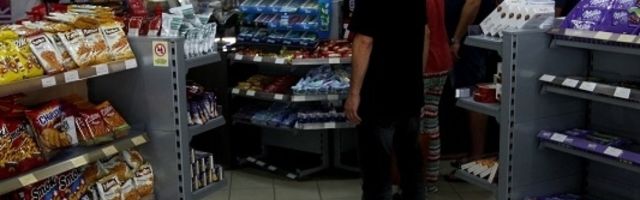 Mujo i Haso toče gorivo na pumpi, kad na kasi stoji natpis...