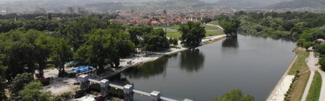 Kupao se u zabranjenoj zoni kod brane, voda ga prebacila ustave, doživeo prelom potkolenice