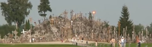 DA TE UHVATI JEZA! Turistima se TRESU NOGE zbog ovog brda PREPLAVLJENOM KRSTAČAMA, a samo je jedna osoba UMRLA!