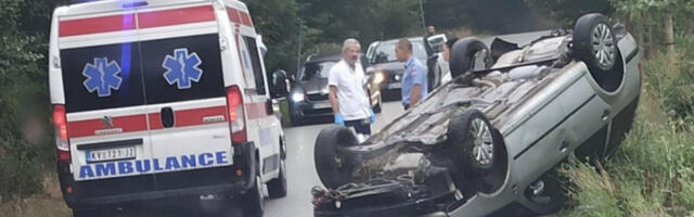 AUTOMOBIL SLETEO SA PUTA I PREVRNUO SE NA KROV Vozač teško povređen u nezgodi kod Kraljeva (FOTO)