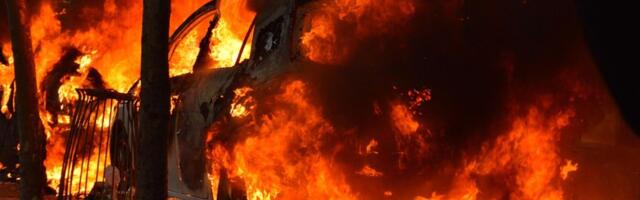 Izgorela dva automobila na Voždovcu, stanari evakuisani iz bezbednosnih razloga