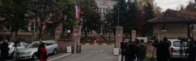 (VIDEO) UŽIVO ISPRED BOLNICE U KOJOJ JE PREMINUO IRINEJ Pogledajte šta se dešava na Karaburmi - VOJNICI I VOZILA SPC NA KAPIJI