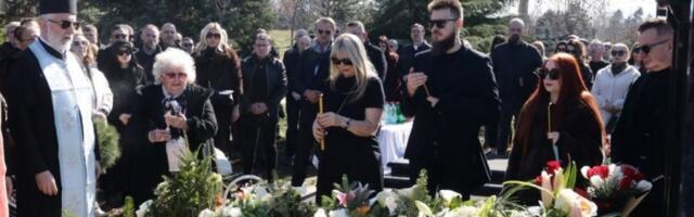 UZNEMIRUJUĆE IZDANJE UDOVICE SAŠE POPOVIĆA - SUZANA ZAPOMAŽE NA SAV GLAS NAD GROBOM! Deca je ne ispuštaju iz vida! (VIDEO)