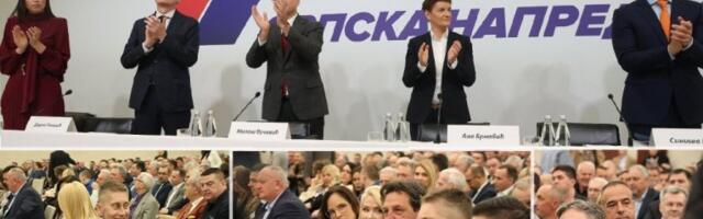 VRH SNS STIGAO NA VAŽAN SASTANAK: Među prvima u Sava centar došli Vučević, Brnabić, Mali i Glišić, sledi sednica Predsedništva i Glavnog odbora stranke! (FOTO, VIDEO)