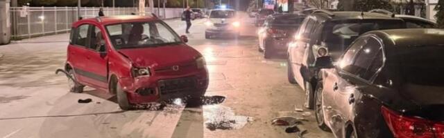 Karambol u Ulici kralja Petra Prvog: Izgubio kontrolu nad autom, pa oštetio više parkiranih vozila