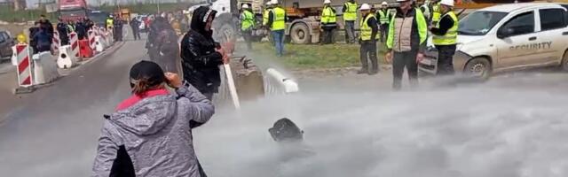Protesti na Moravskom koridoru u Srbiji: Mlazom vode na građane