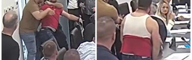 HAOS TOKOM SEDNICE, POSLANIK NAPAO OBEZBEĐENJE! Tomislav Bandić pokušao da upadne u salu, pa OSTAO BEZ MAJICE: Pogledajte snimak drame (VIDEO)