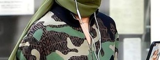 Ne odustaje od mode ni tokom pandemije: Irina Shayk u stajlingu poput modernog vojnika!