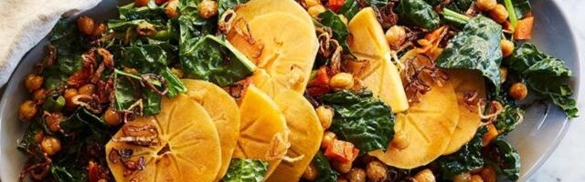Salata sa keljom, japanskim jabukama, hrskavim leblebijama i lukom