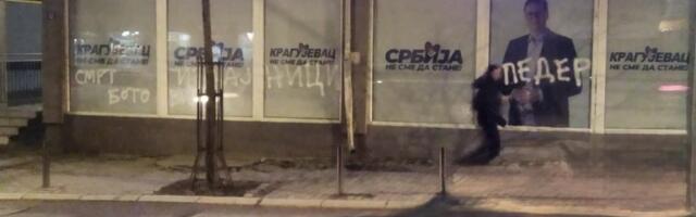 UVREDLJIVE PORUKE ispisane na izlogu SNS-a