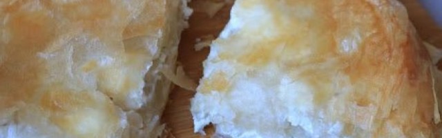 (VIDEO) PITA SA SIROM! Hrskava i ukusna - BOLJA NEGO IZ PEKARE