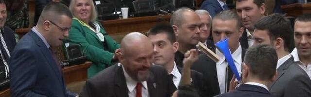 Tepić donela posebnu napravu u Skupštinu: Sabotirala govor naprednjaka (VIDEO)