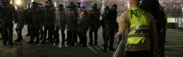 Studenti stigli do kapije RTS-a na Košutnjaku, u dvorištu raspoređena policija