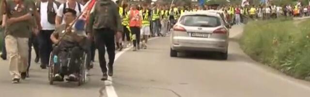 Studenti i građani pešače od Loznice do Gornjih Nedeljica
