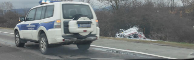 NESREĆA KOD KRAGUJEVCA Sudar dva automobila, od siline udara oba završila van kolovoza, sumnja se da ima nastradalih