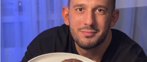 Umro fitnes influenser koji je jeo 10.000 kalorija dnevno: Za ručak prelivao 1,5 kg knedli majonezom