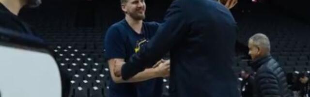 Zagrljaj košarkaših divova: Divac dočekao Jokića (VIDEO)
