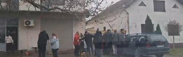 Jednog udario nogom, drugog rukom: Blokader iz redova opozicije teroriše ljude u Crvenki