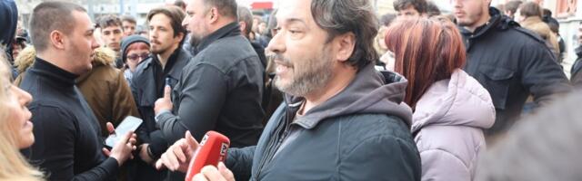 Haos ispred Rektorata! U prvom redu strastveni ljubitelj usisivača - Slika i prilika blokaderske Srbije (VIDEO)