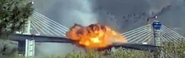 OVO JE TRENUTAK KADA JE RAKETA POGODILA NAJVIŠI MOST NA BLISKOM ISTOKU! Stradale najmanje dve osobe! (VIDEO)