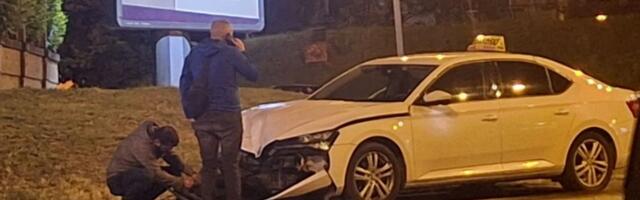 Udes na Čukaričkoj padini: Sudarili se "pežo" i taksi, na raskrsnici vidljivi tragovi