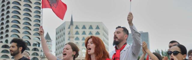„Bez javno dostupnih dozvola i ugovora, samo su se pojavili buldožeri“: Nastavljeni protesti u Albaniji protiv projekta Trampovog zeta (VIDEO)