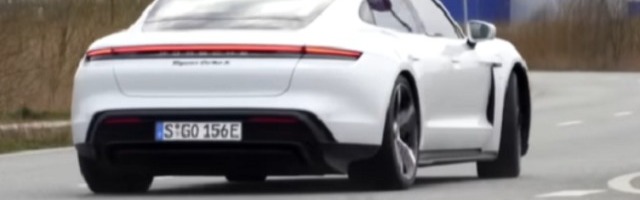 Uživajte u munjevitom performansu na praznom autoputu (VIDEO)