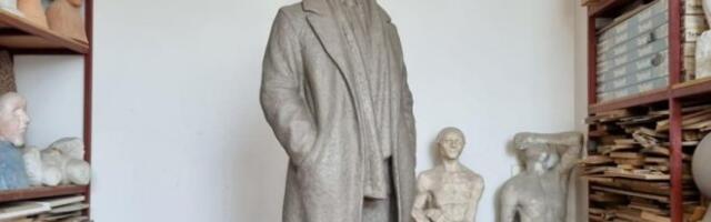 POČINJE ODLIVANJE! Vesić posetio vajara Miloša, ovako napreduju radovi na spomeniku Crnjanskom