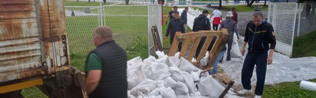 Postavljaju se vreće sa peskom u kompleksu SC “Mladost“, ispumpava se voda iz Moravca (FOTO)