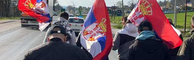 JEDVA IDU OD BOLA U NOGAMA, ALI STIŽU U BEOGRAD: Srbi sa KiM odlučni da stignu na sabor (VIDEO)