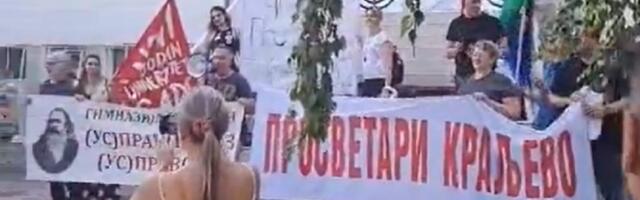 "Juče sam održala poslednje časove": Protest u Srbobranu zbog otpuštenih nastavnica (VIDEO)