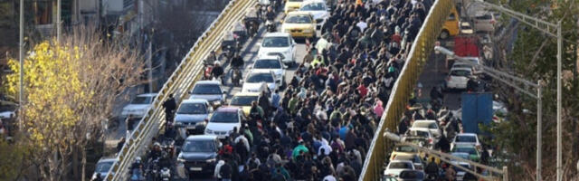 Протести у Ирану због високих цена, убијен припадник милиције