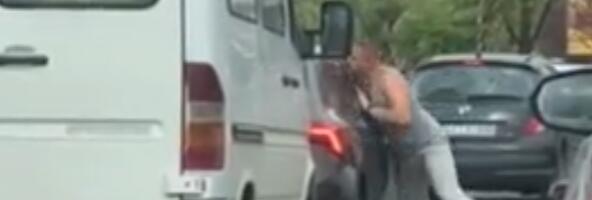 (UZNEMIRUJUĆE) BRUTALNA TUČA NASRED ULICE: Besni suvozač izleteo iz kombija i počeo da pesniči vozača drugog automobila (VIDEO)