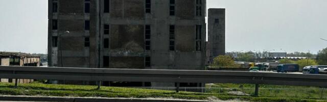 JEZIVI DETALJI PADA TINEJDŽERA U NOVOM SADU! OKLIZNUO SE S 30 METARA VISINE: Prve slike s mesta nesreće u staroj Azotari, lekari se bore za život mladića (foto)