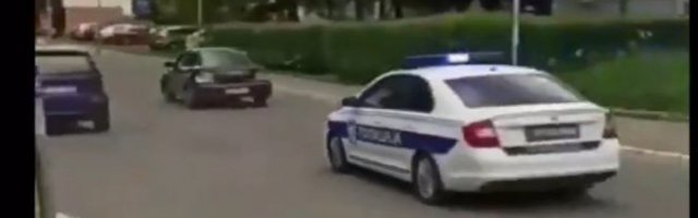 (VIDEO) ŠOK SNIMAK POTERE U ŽELEZNIKU! Policija juri crni auto, GRAĐANI NAVIJAJU ZA BEGUNCA!