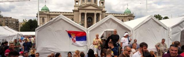 Festivalska atmosfera u Ćacilendu: Veliki broj ljudi ispred Skupštine, a muzika je nesvakidašnja (VIDEO)