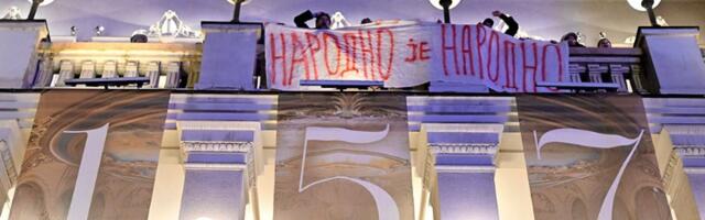 "Ne želimo dijalog sa Bokanom, želimo samo da mu vidimo leđa": Protest ispred Narodnog pozorišta